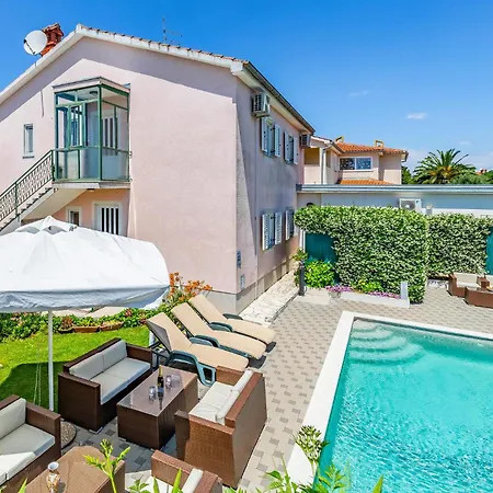 Hébergement de vacances Lovely In With Outdoor Swimming Pool
