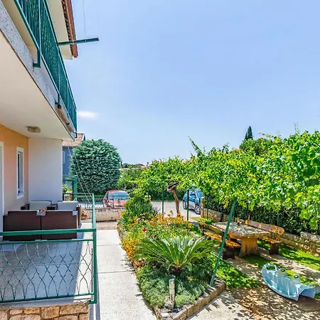 Hébergement de vacances Lovely In With Outdoor Swimming Pool *