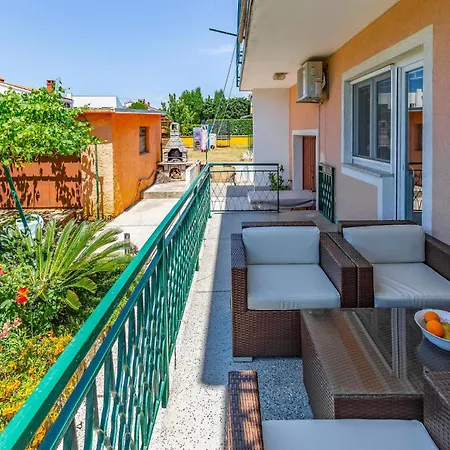 Lovely In With Outdoor Swimming Pool Hébergement de vacances