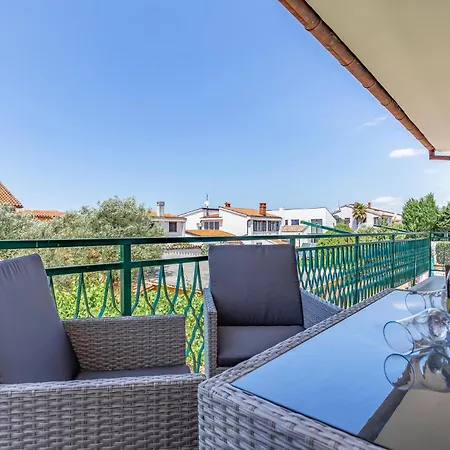 Lovely In With Outdoor Swimming Pool Hébergement de vacances *