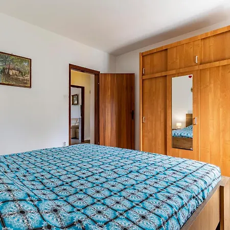 Hébergement de vacances Lovely In With Outdoor Swimming Pool *